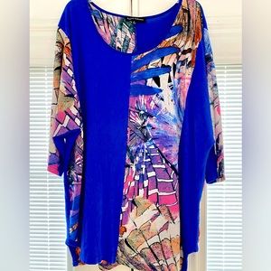 Vibrant flowy feather patterned bell sleeved blouse.